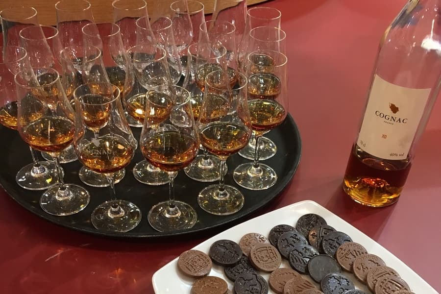 Accords magiques autour du Chocolat, 2 Grands Vins AOP , 1 Champagne Rosé  AOP, 1 Porto Ruby, 1 Cognac X0, 1 Whisky d'Islay & 6 Chocolats Christophe Roussel