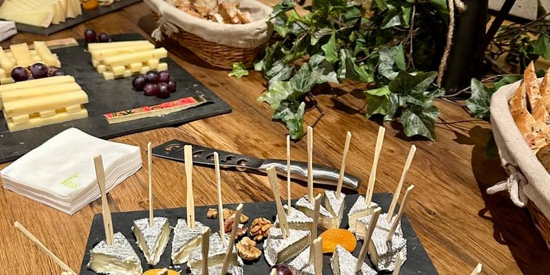 Accords Vins & Fromages, 5 Vins AOP , 1 Champagne AOP & 7 Fromages AOP