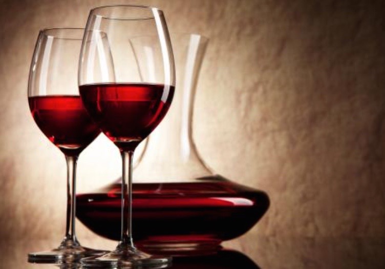 Carafer ou décanter un vin, connaissez vous la différence?